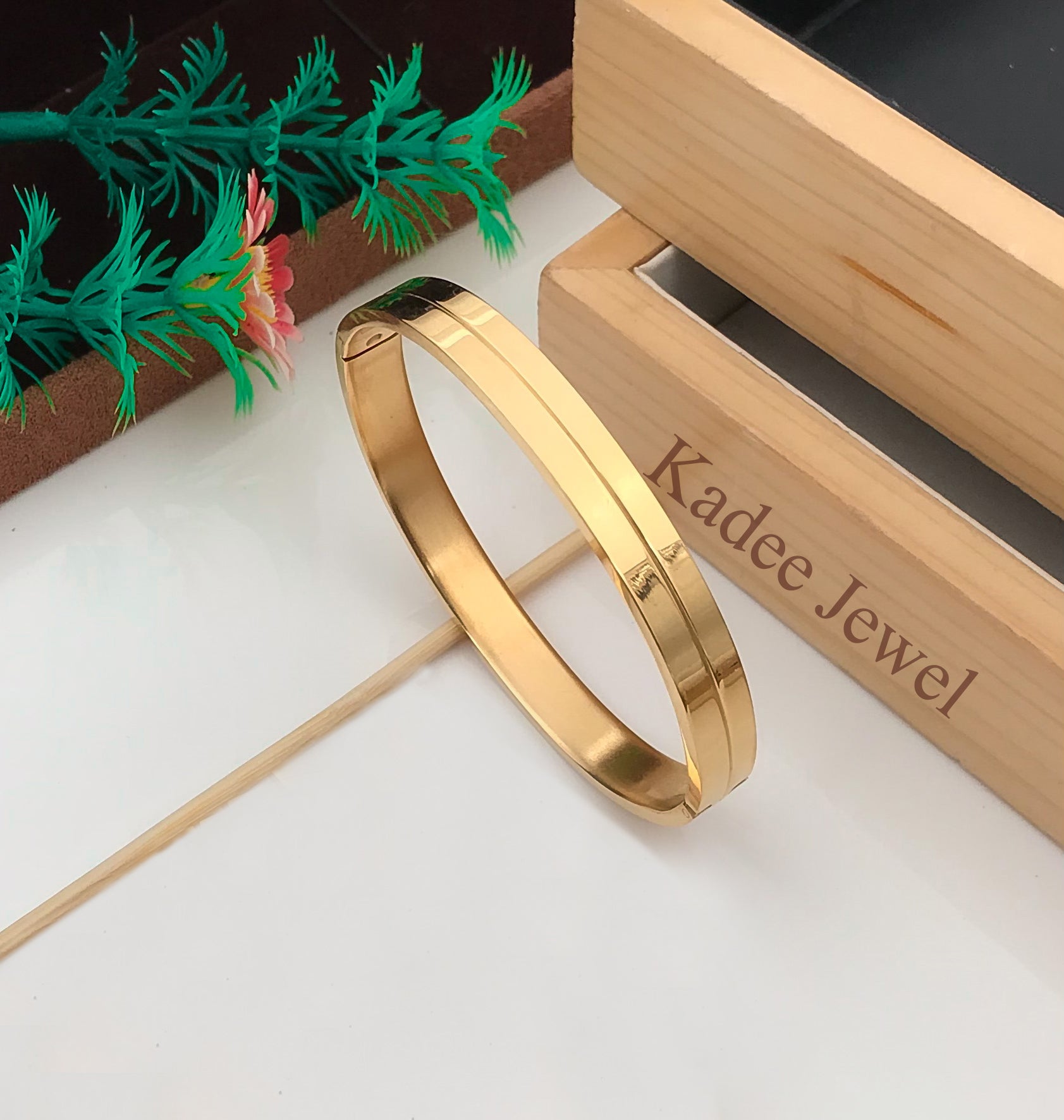 Simple Look Design Men's Gold Kada Bracelet – Kadee Jewels