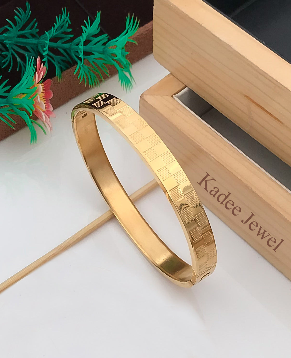 Marvellous Design Men's Gold Kada Bracelet – Kadee Jewels