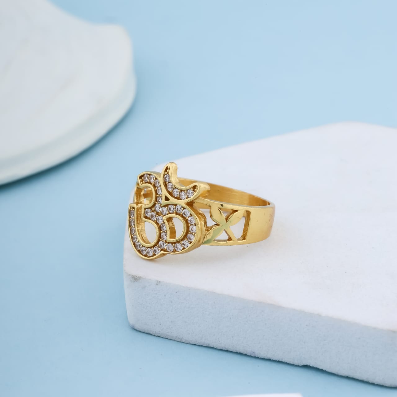 Luxury Diamond Design Men's Finger Ring with Gold Plated Brass